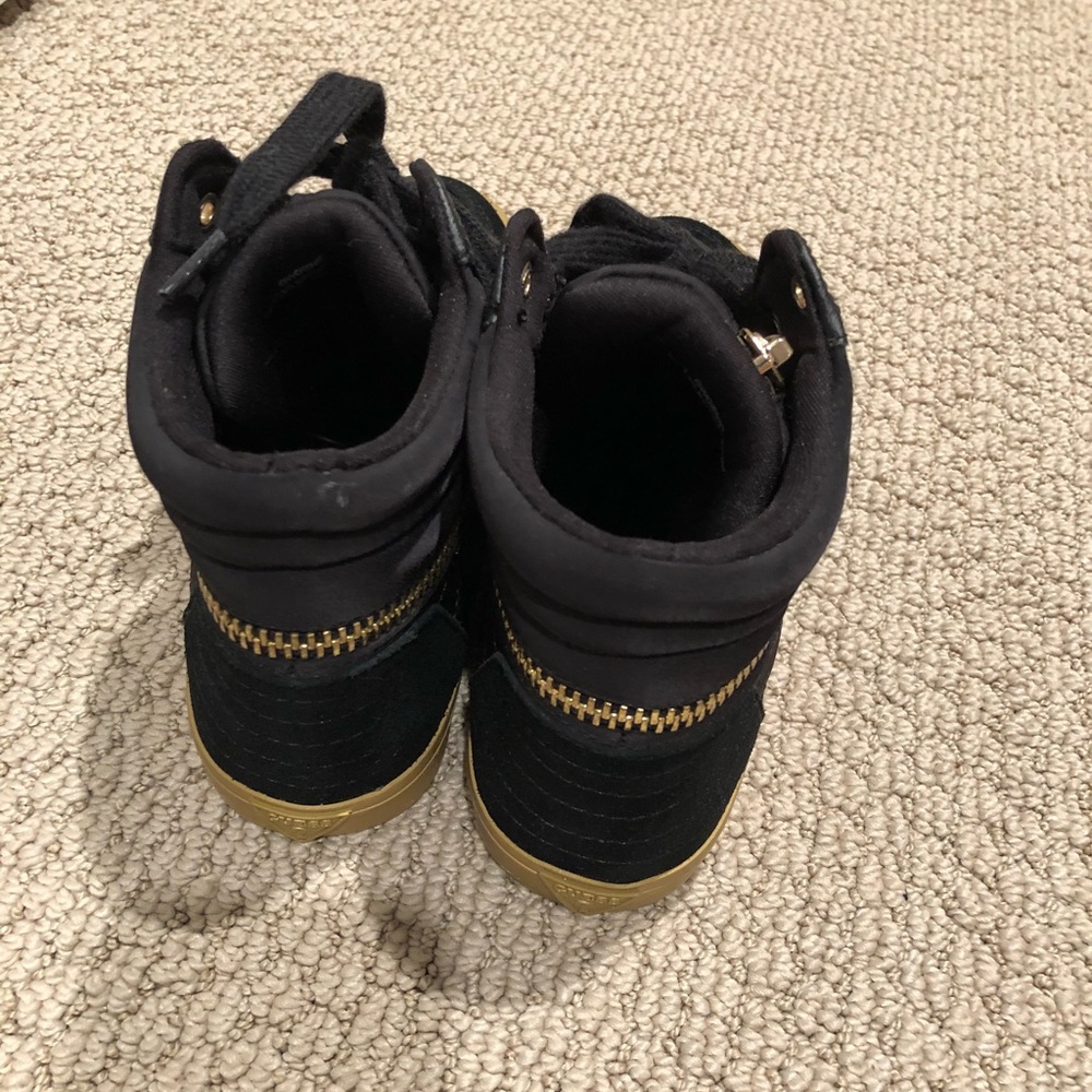 Women’s Guess Black&Gold sneakers. Size 6